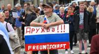 Ein Teilnehmer der AfD-Kundgebung hält ein Schild in den Farben von Russland mit der deutsch-russischen Aufschrift 