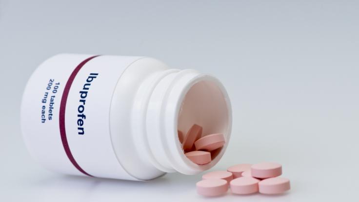 Bei der Einnahme von Ibuprofen kann es zu schweren Nebenwirkungen kommen. (Foto)