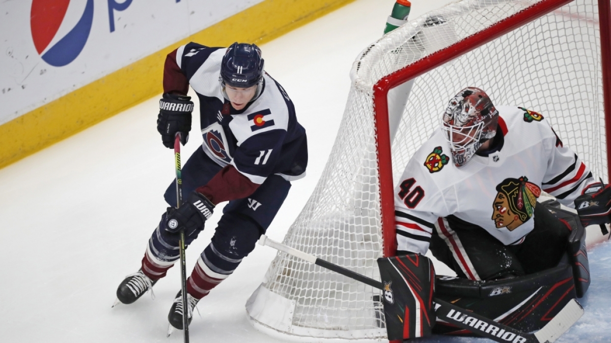 Eishockey: NHL, Colorado Avalanche - Chicago Blackhawks, Hauptrunde, Hauptrunde-Partien, 81. Spieltag. Matt Calvert (l) von den Colorado Avalanche f&uuml;hrt am Tor von Chicagos Robin Lehner den Puck. (Foto)