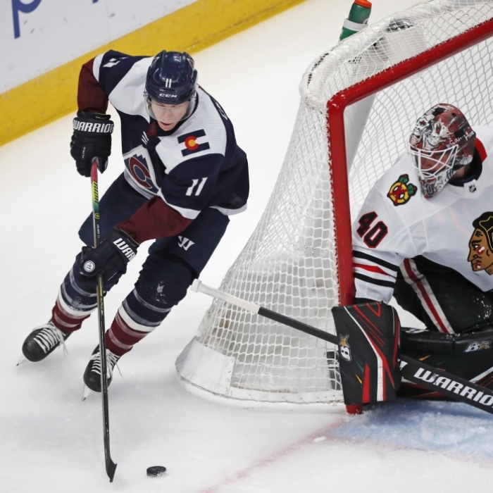 Eishockey: NHL, Colorado Avalanche - Chicago Blackhawks, Hauptrunde, Hauptrunde-Partien, 81. Spieltag. Matt Calvert (l) von den Colorado Avalanche führt am Tor von Chicagos Robin Lehner den Puck.