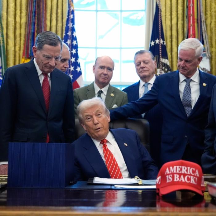 Mitten in Gesetzesunterzeichnung - US-Präsident verliert komplett den Faden