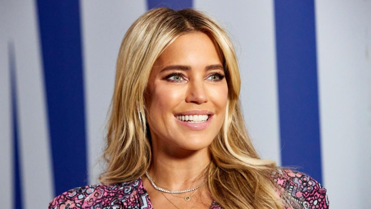 Sylvie Meis l&auml;sst im Gold-Kleid von Star-Designerin Jasmin Erbas ganz sch&ouml;n tief blicken. (Foto)