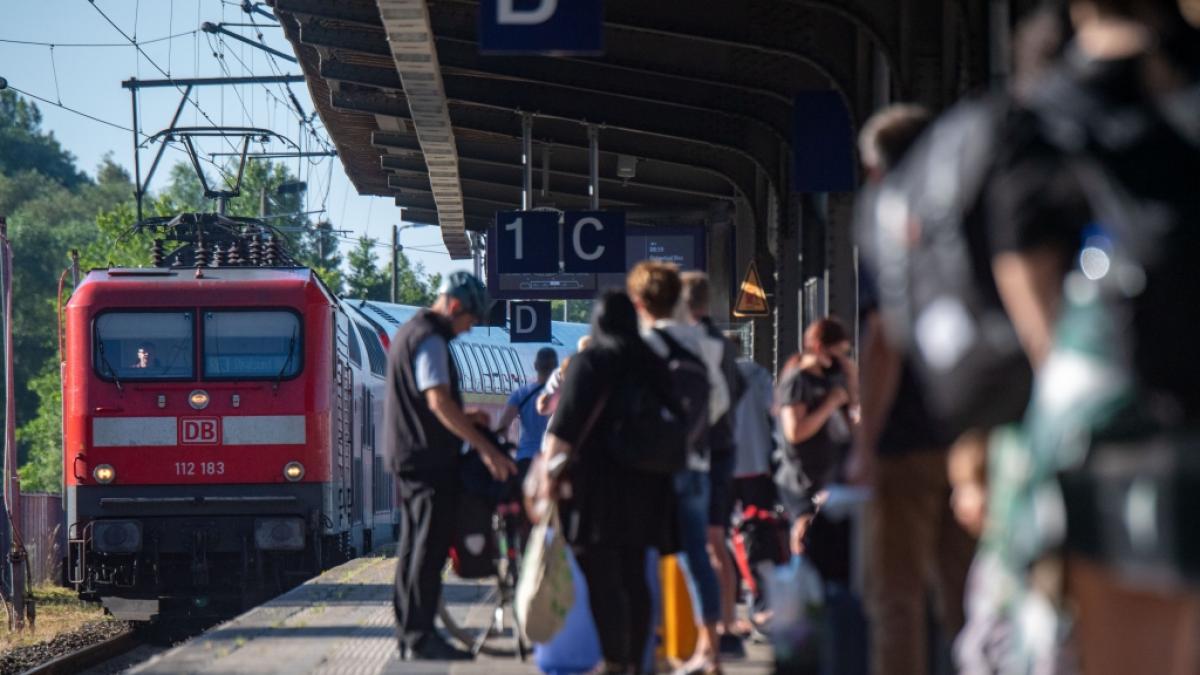 Wie reagieren die B&uuml;rgerinnen und B&uuml;rger auf den 69-Euro-Ticket-Vorschlag. (Foto)