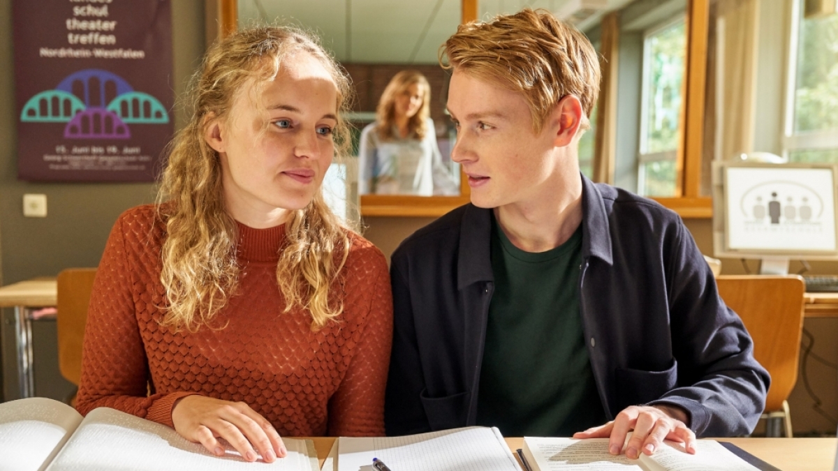 Luise von Finckh ist als blinde Annalena in "Der Lehrer" neben Konstantin (Lukas Zumbrock) und Karin (Jessica Ginkel, hinten) zu sehen. (Foto)