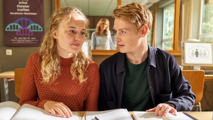 Luise von Finckh ist als blinde Annalena in "Der Lehrer" neben Konstantin (Lukas Zumbrock) und Karin (Jessica Ginkel, hinten) zu sehen.