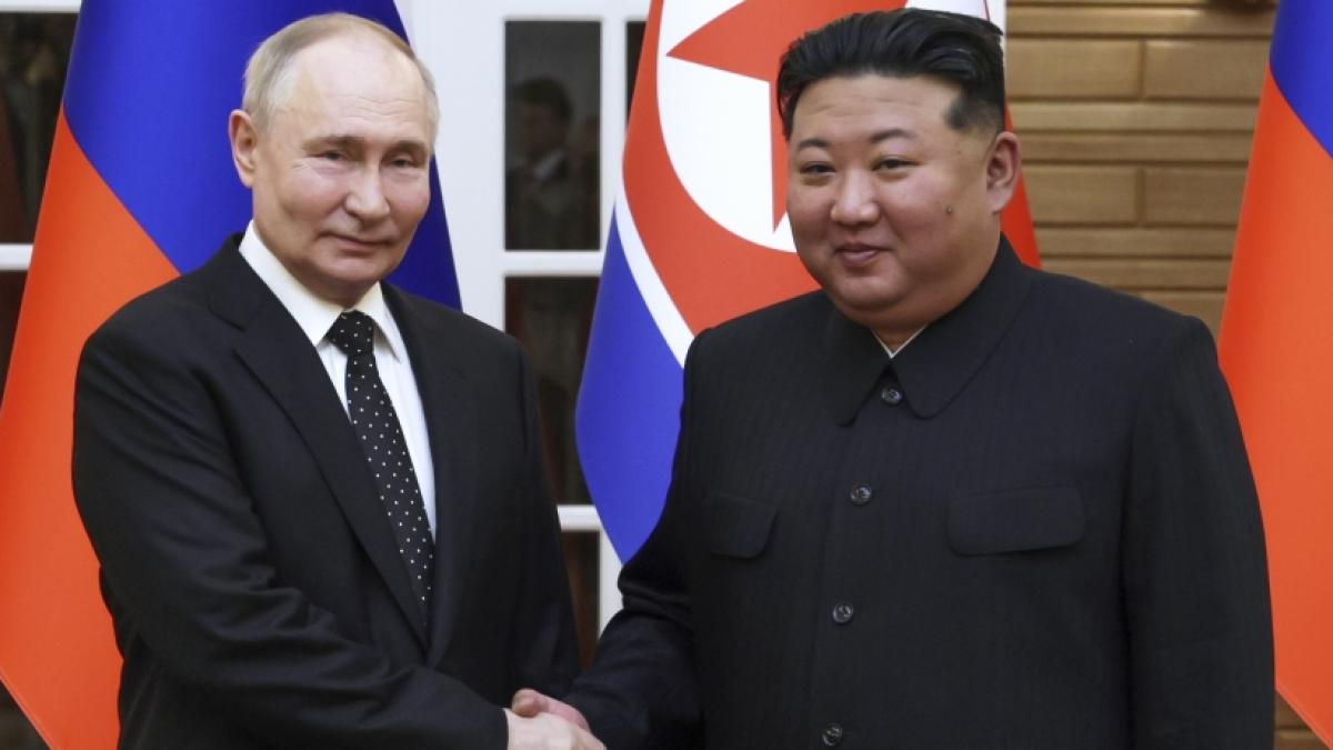 Sehen wir hier tats&auml;chlich den echten Wladimir Putin, der hier Kim Jong Un die Hand sch&uuml;ttelt? (Foto)