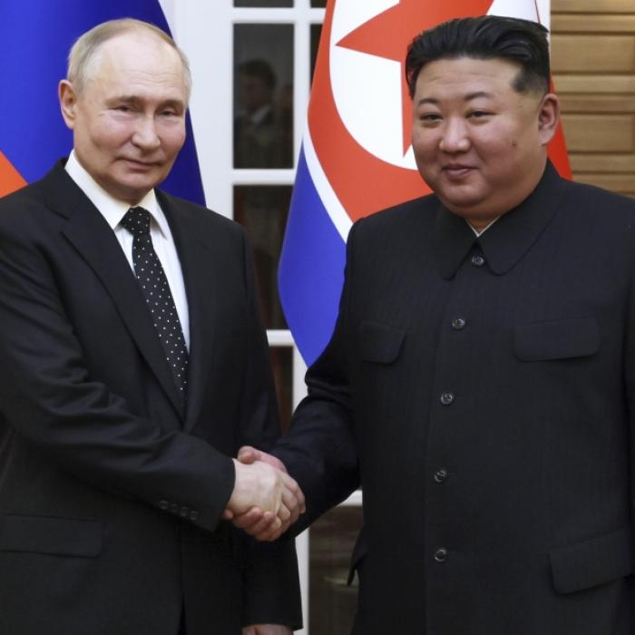 Schüttelt hier Putins Doppelgänger Kim Jong Uns Hand?