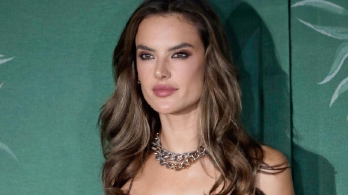 Alessandra Ambrosio feiert Weihnachten im Bikini. (Foto)