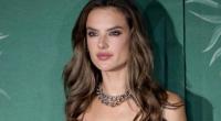 Alessandra Ambrosio feiert Weihnachten im Bikini.