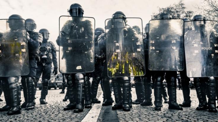 Haben wir ein Polizeiproblem? Nach dem rechtsextremen Polizeiskandal um ausländerfeindlich Chatgruppen entbrannte ein Shitstorm auf Twitter.
