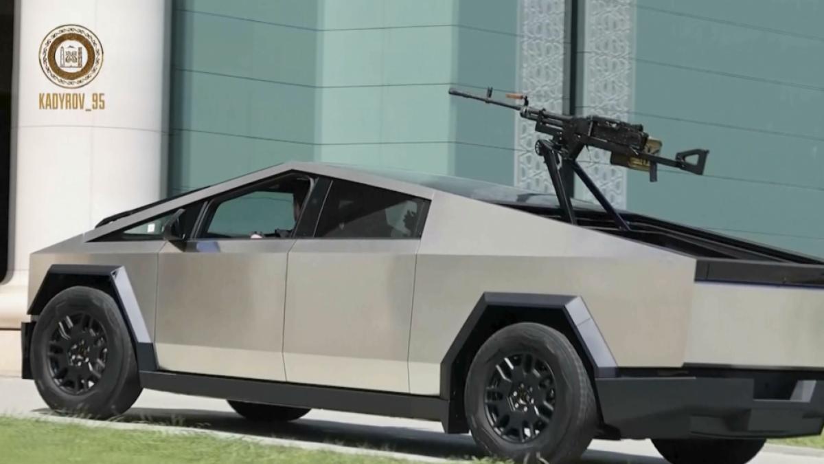 F&uuml;r Kadyrow wurde der Tesla sogar mit einem Maschinengewehr ausgestattet. (Foto)