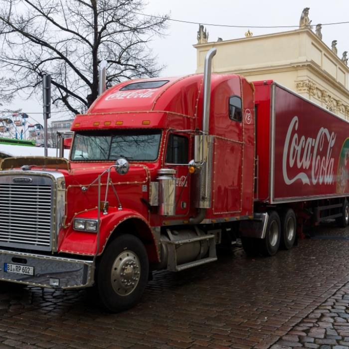 Feuer-Inferno! Coca-Cola-Truck steht in Flammen
