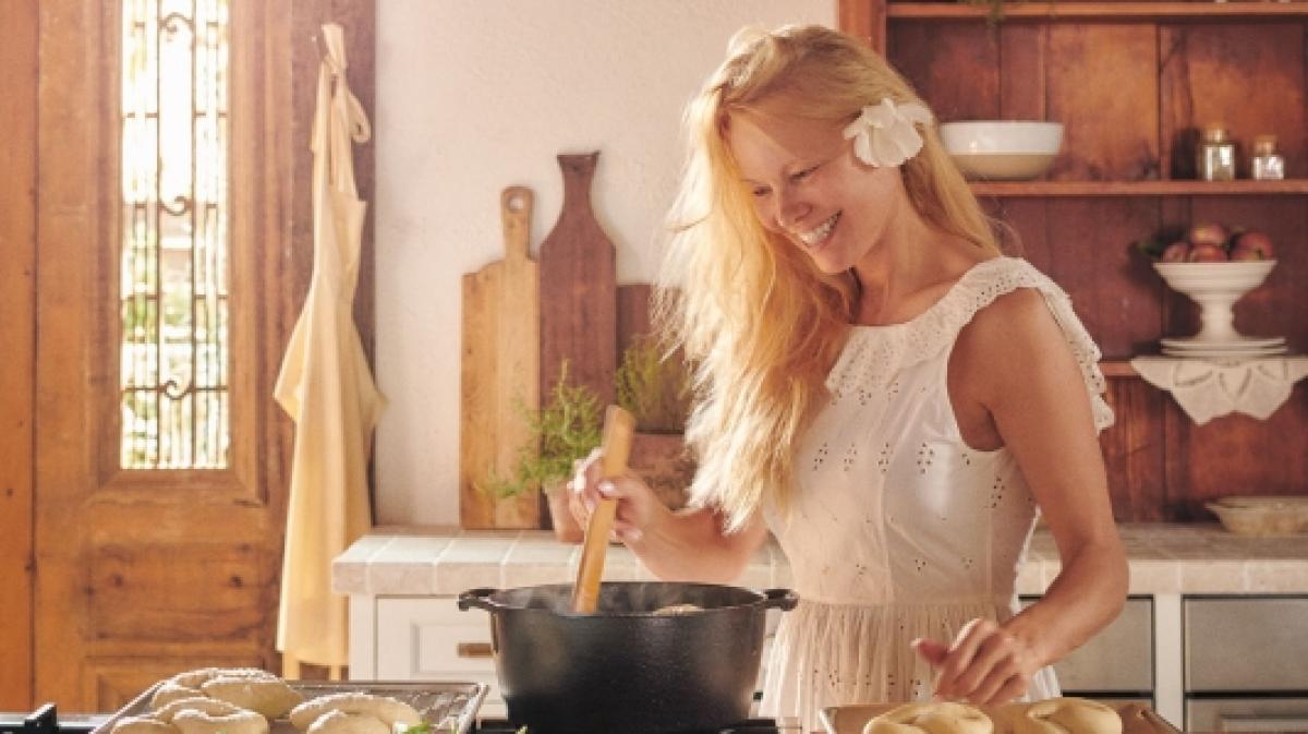 Pamela Anderson liebt es zu kochen. (Foto)