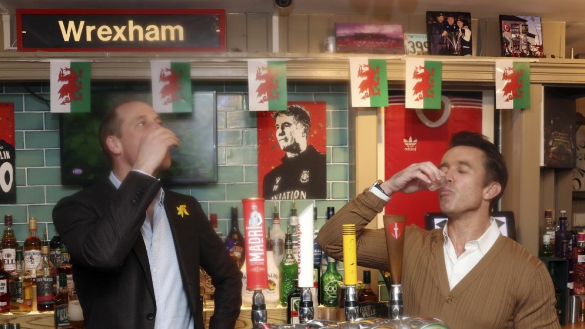 Prinz William g&ouml;nnt sich Auszeit beim Biertrinken mit Hollywood-Star mt Rob McElhenney. (Foto)