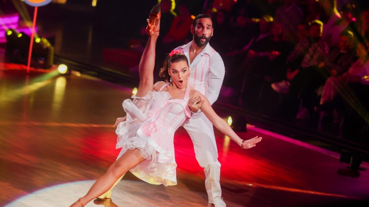 Lili Paul-Roncalli und Massimo Sinato stehen auch in der neunten Live-Show von "Let's Dance" am 01.05.2020 auf dem Parkett. (Foto)