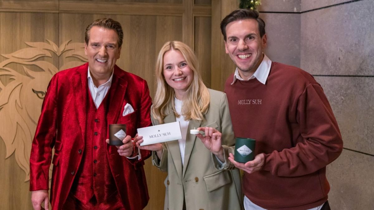 Ralf D&uuml;mmel ist in "Die H&ouml;hle der L&ouml;wen" einen Deal mit Amy und Maurice Jedlicka (v.l.) eingegangen. Die Gr&uuml;nder haben die umweltfreundliche Duftkerze "Molly Suh" entwickelt. (Foto)