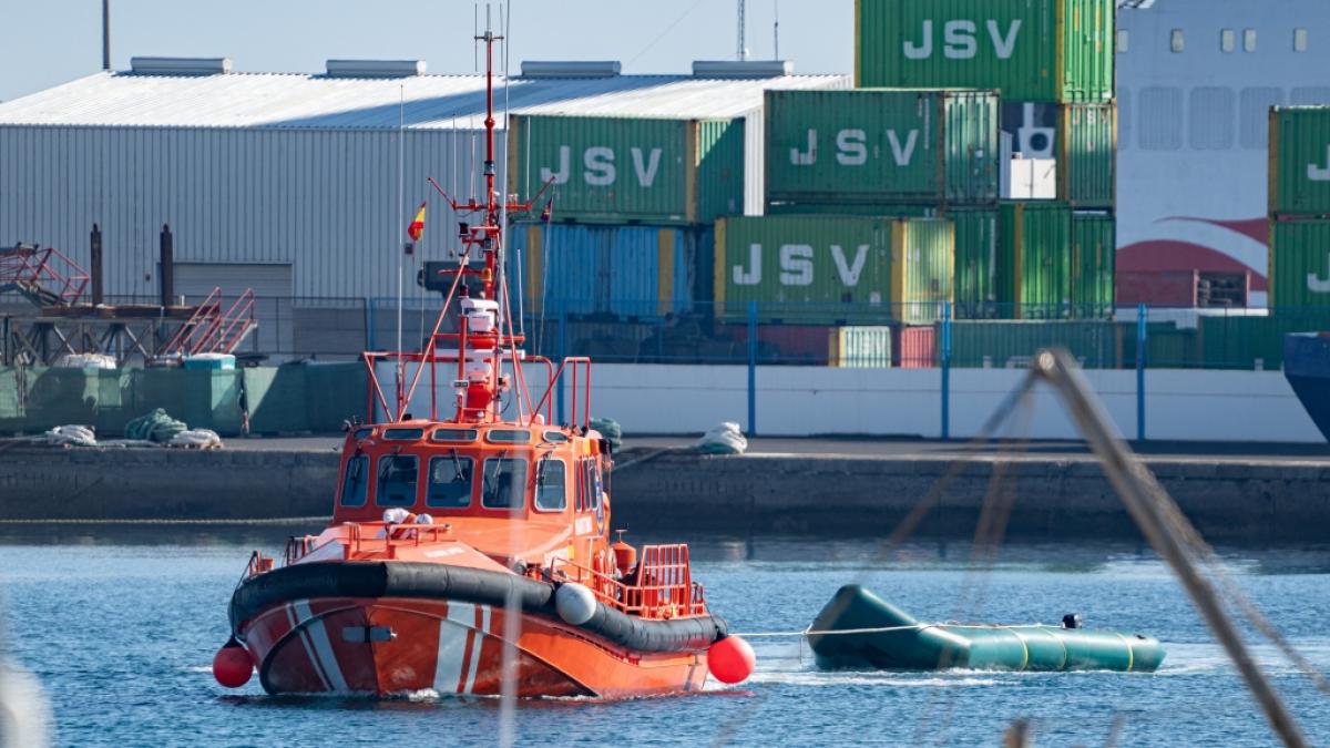 Immer wieder kommen Boote mit Migranten am Hafen von Lanzarote an. Hier schleppt die Seenotrettung ein Schlauchboot ab (Symbolbild). (Foto)