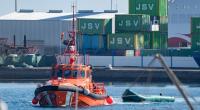 Immer wieder kommen Boote mit Migranten am Hafen von Lanzarote an. Hier schleppt die Seenotrettung ein Schlauchboot ab (Symbolbild).