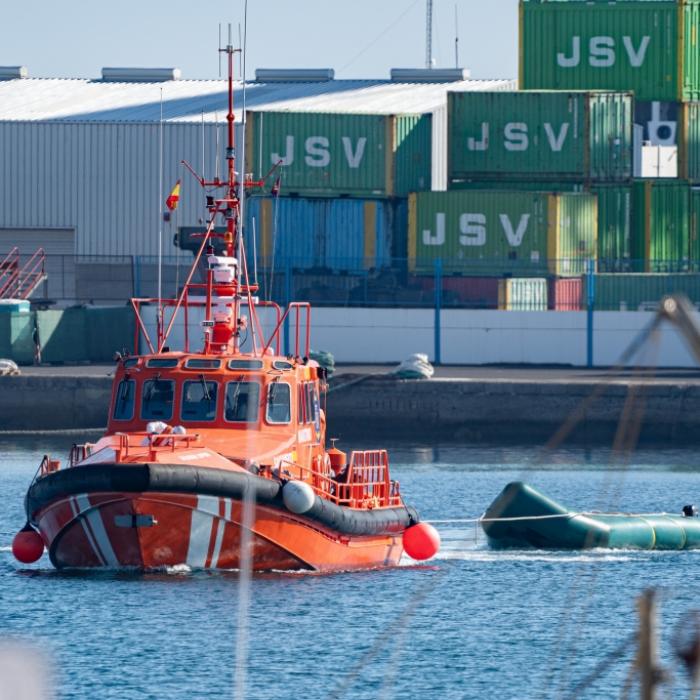 Immer wieder kommen Boote mit Migranten am Hafen von Lanzarote an. Hier schleppt die Seenotrettung ein Schlauchboot ab (Symbolbild).