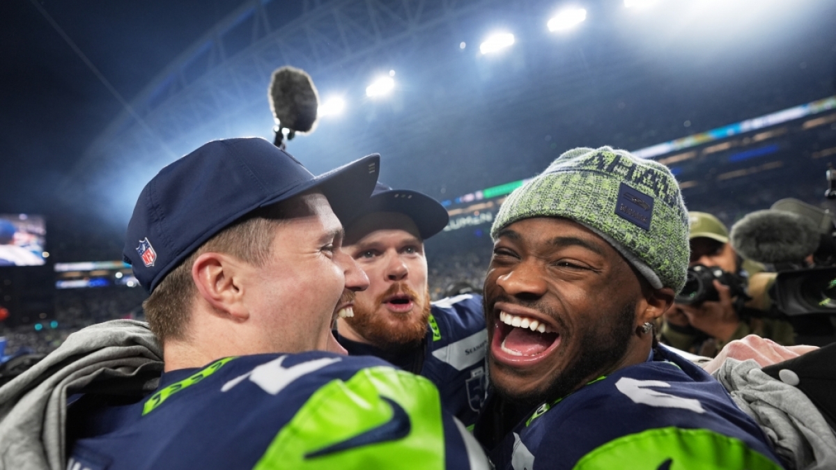 Die Seattle Seahawks feiern ihren Sieg gegen die Los Angeles Rams im Championship Game.&nbsp;Quarterback Drew Lock (l-r), Quarterback Sam Darnold und Quarterback Jalen Milroe feiern zusammen.&nbsp;(Symbolbild) (Foto)