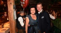Dorothee Bär mit ihrem Mann Oliver beim 190. Münchner Oktoberfest. Die CSU-Politikerin traf auf der Theresienwiese auch einige Promis.
