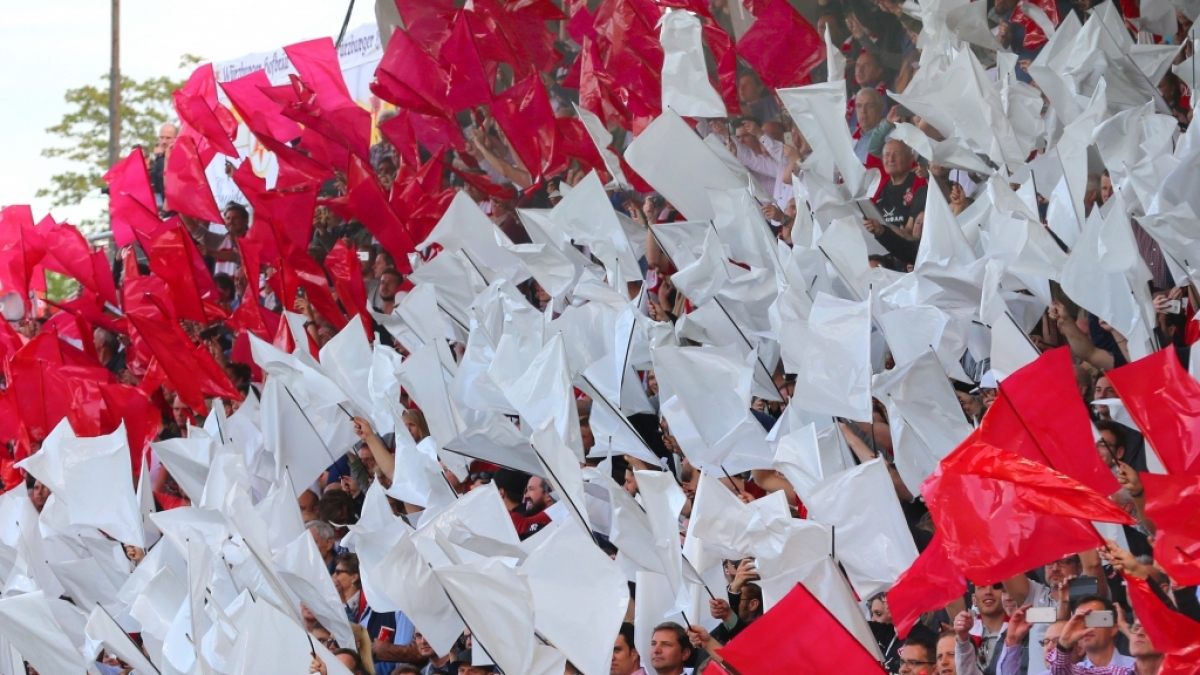 Mit den Fahnen auf den R&auml;ngen unterst&uuml;tzen die Fans der W&uuml;rzburger Kickers ihr Team. (Symbolbild) (Foto)