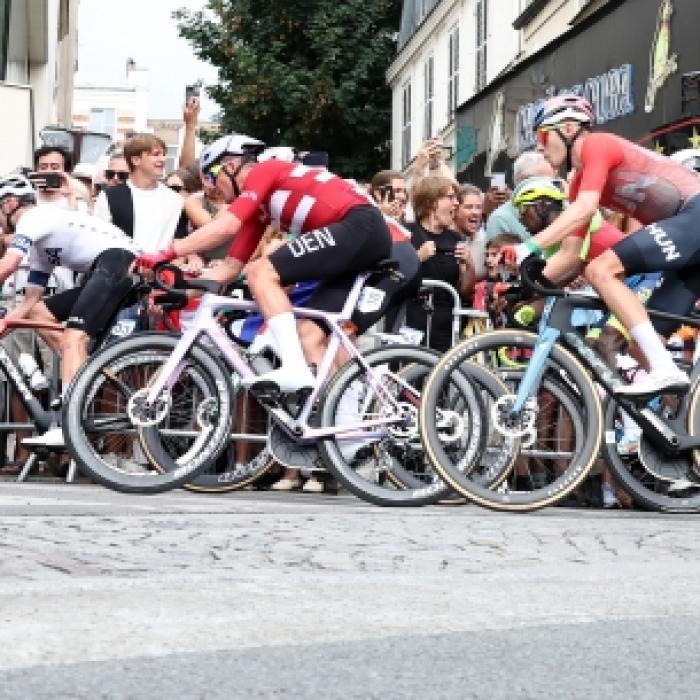 Pogacar krönt sich zum neuen Weltmeister vor O'Connor und van der Poel