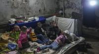 Kinder spielen in einem Bunker in Mariupol.