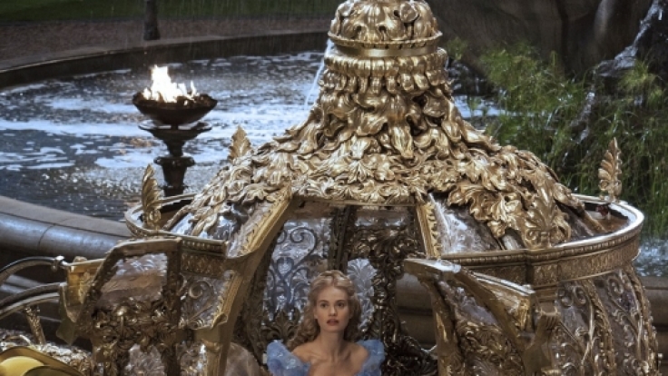 Dieses Traumkleid der oscarprämierten Designerin Sandy Powell durfte Lily James im Film tragen.