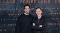 Der Schauspieler Felix Kramer (links) bei der Premiere des Films 