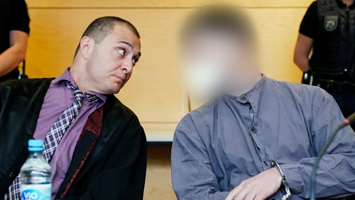 Der 39-j&auml;hrige Hauptangeklagte im Gespr&auml;ch mit seinem Anwalt. (Foto)