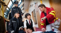 Während sich Dr. Haase (Fabian Harloff, r.) um den angeschossenen Wachmann Eike Seibert (Mike Hoffmann, 2.v.r.) kümmert, befragen Claudia (Janette Rauch, l.) und Tarik (Serhat Cokgezen, 2.v.l.) dessen Freundin Nicole Bettermann (Stepanie Stumph, m.).