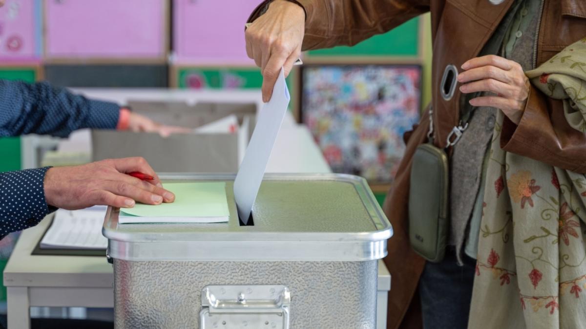 Wahlzettel wird in eine Wahlurne geworfen am 23.02.2025, zur 21. Deutschen Bundestagswahl. (Symbolbild) (Foto)
