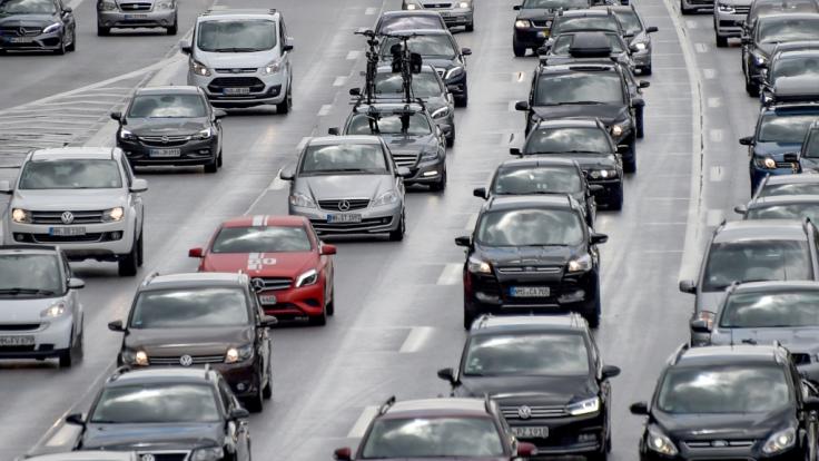 Autofahrer müssen sich in den nächsten Tagen auf volle Straßen einstellen.