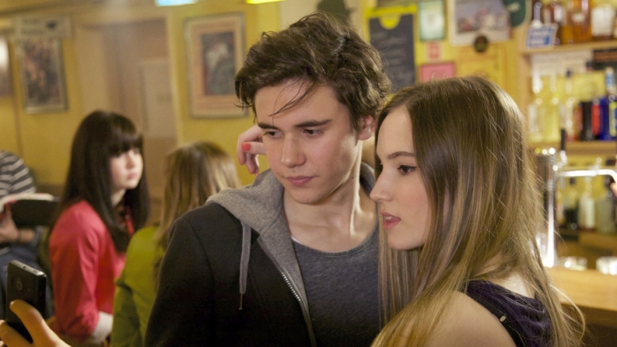 Martin Stein erwischt den Freund seiner Tochter in einer Bar mit dessen Exfreundin und rastet v&ouml;llig aus. Welches Spiel wird hier getrieben? (Foto)