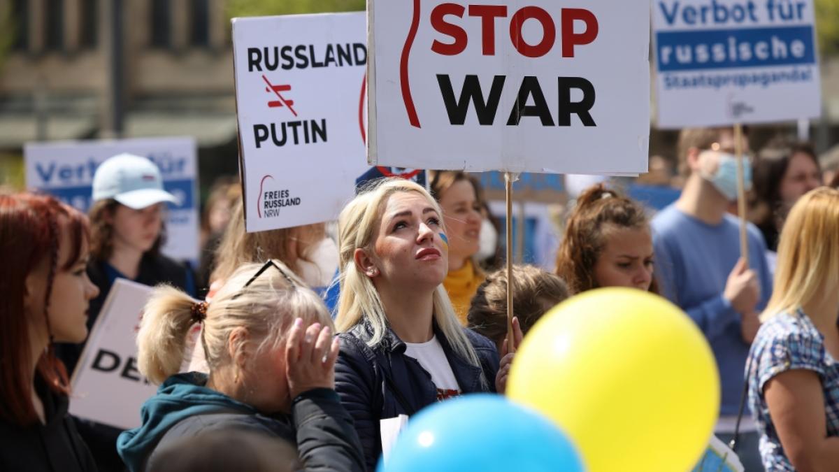 Demonstranten protestieren gegen den Krieg in der Ukraine. (Foto)