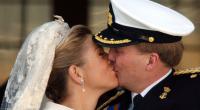 Der erste Kuss des frisch vermählten Thronfolgerpaars Prinz Willem-Alexander und Prinzessin Maxima der Niederlande auf dem Balkon des Palastes in Amsterdam hat am 2. Februar 2002 rauschenden Jubel ausgelöst.