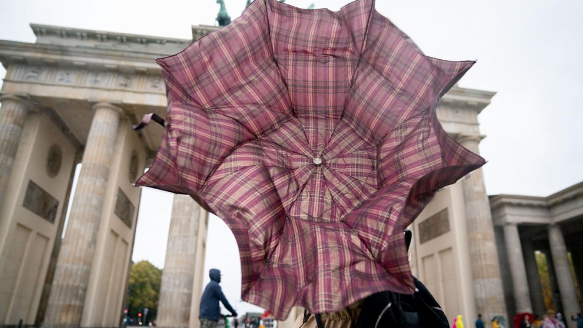 Regenschirm nicht vergessen! Am Tag der Deutschen Einheit ist Schluss mit der Sommerhitze, wenn Sturmb&ouml;en, Regenschauer und Gewitter das Wetter-Bild bestimmen. (Foto)