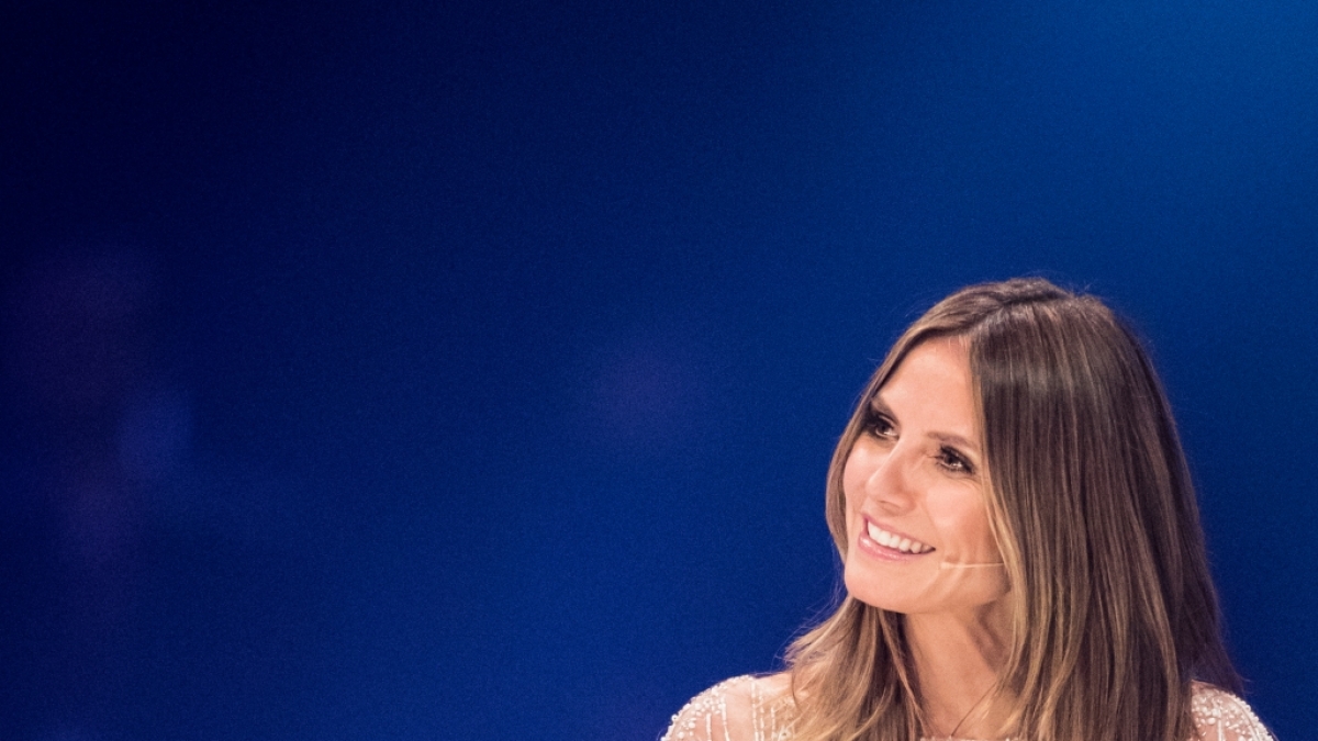 Heidi Klum strahlt vor den Kameras mit perfektem Make-up - doch ihre Fans kritisieren den unnat&uuml;rlichen Look. (Foto)