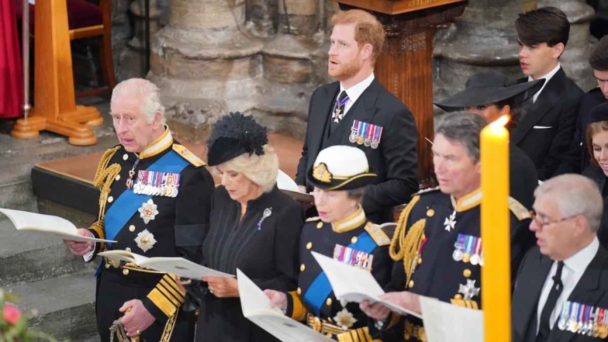 Im Kreise seiner royalen Verwandtschaft sah man Prinz Andrew (re.) zuletzt beim Staatsbegr&auml;bnis von Queen Elizabeth II. - nun scheint dem in Ungnade gefallenen Herzog von York von K&ouml;nig Charles III. vergeben worden zu sein. (Foto)