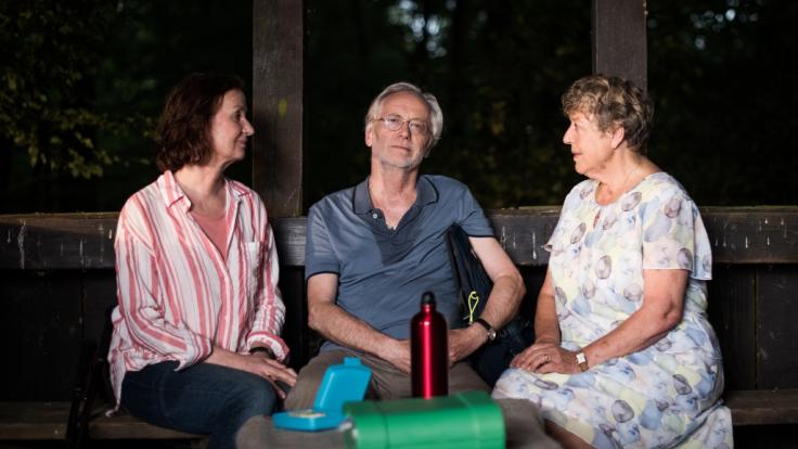 Hans Beimer, gespielt von Joachim Luger, sitzt in seiner letzten Serienepisode neben Anna, gespielt von Irene Fischer (l), und Helga, gespielt von Marie-Luise Marjan.