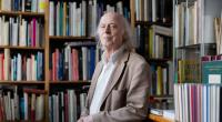Klaus Willbrand in seinem Antiquariat in Köln-Sülz. Dank seines TikTok-Kanals wurde der literaturverrückte Senior quasi über Nacht zum Social-Media-Star.