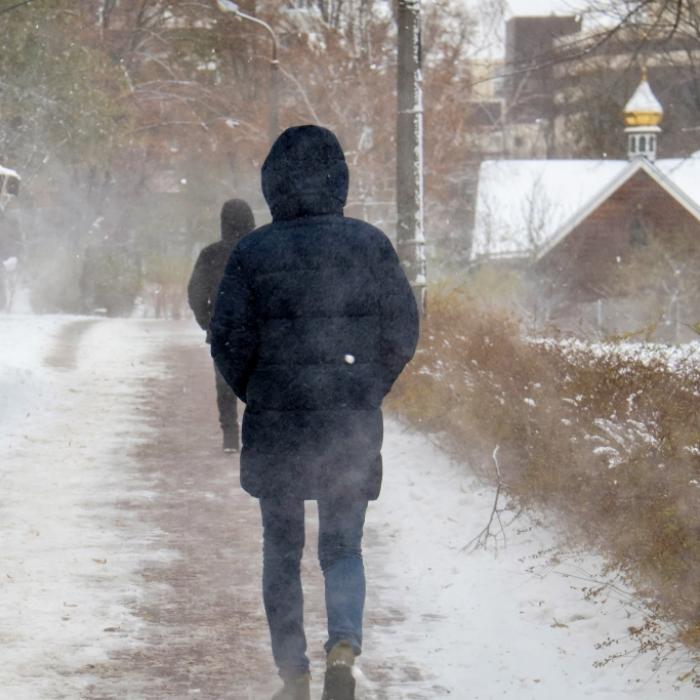 Verstörende Bilder zeigen: Russen ritzen Ukrainer Hakenkreuz in die Stirn