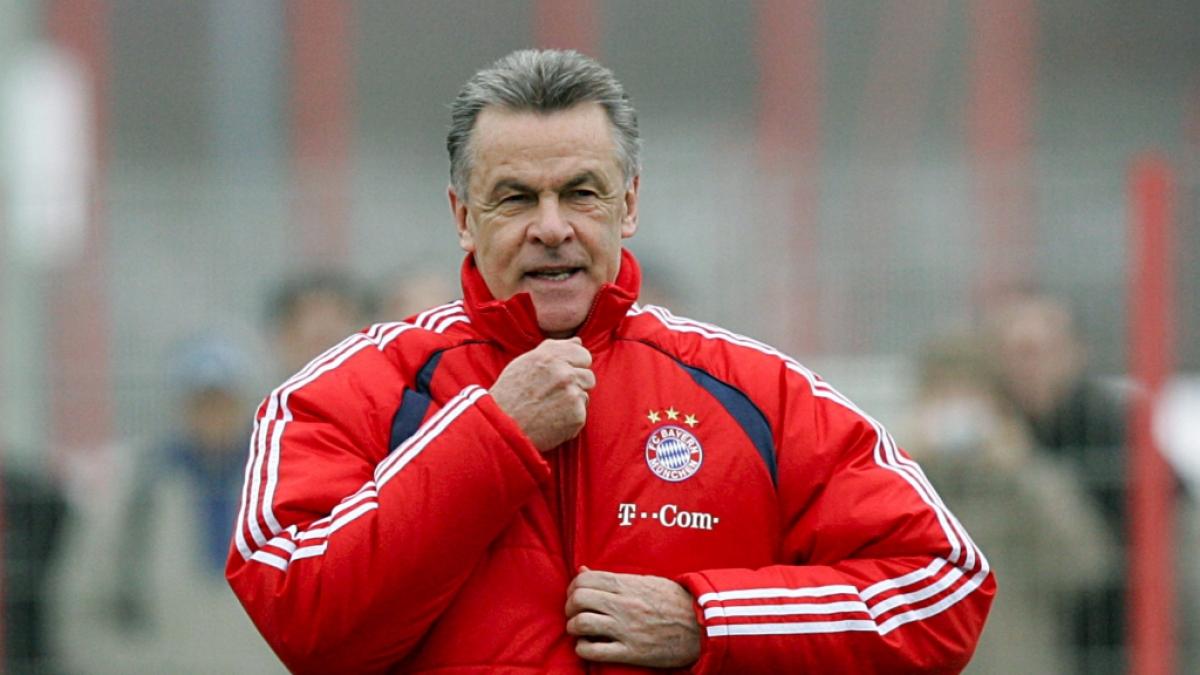 Ottmar Hitzfeld (FCB-Trainer vom 01.07.1998 bis 30.06.2004 und vom 01.02.2007 bis 30.06.2008), Erfolge: 5 x deutsche Meisterschaft, 3 x DFB-Pokal, 1 x Champions League (2001), 1 x Weltpokal (2001), 4 x Ligapokal (Foto)