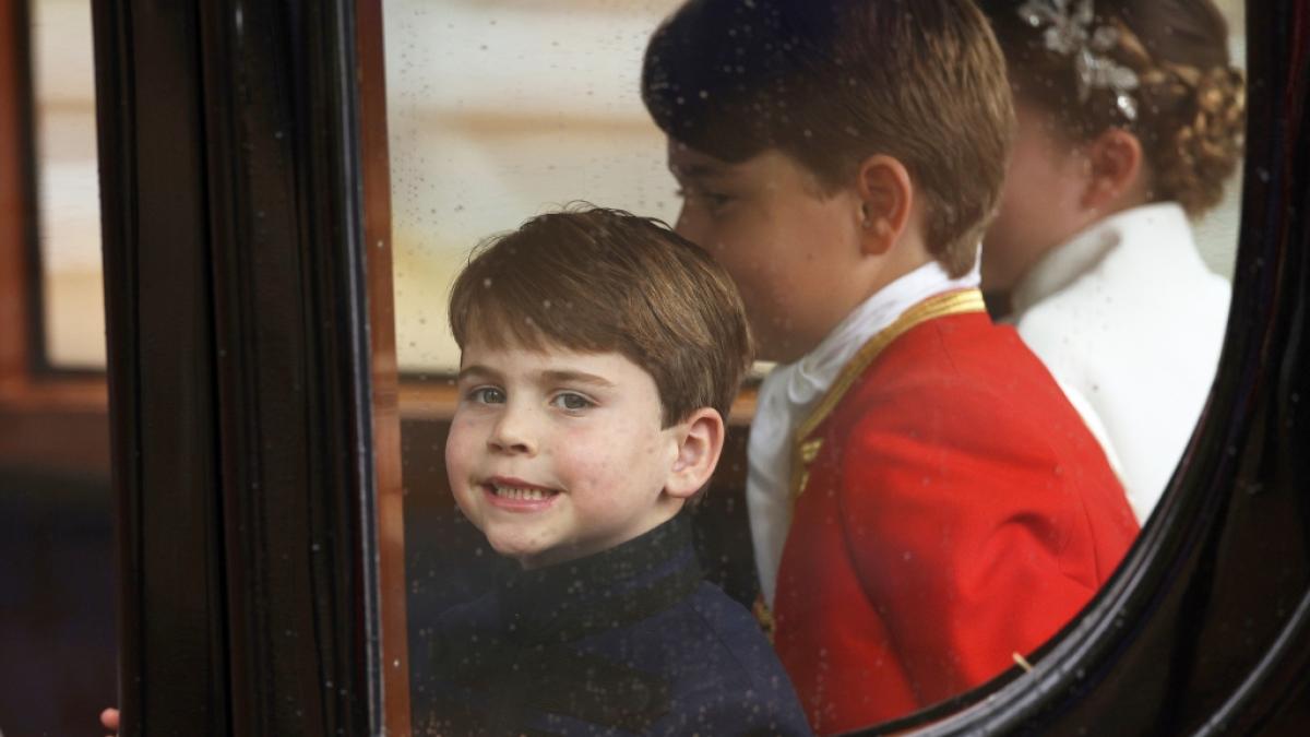 Bei der Kutschfahrt mit Mama Kate, Papa William und seinen Geschwistern George und Charlotte hatte Prinz Louis sichtlich Spa&szlig;. (Foto)