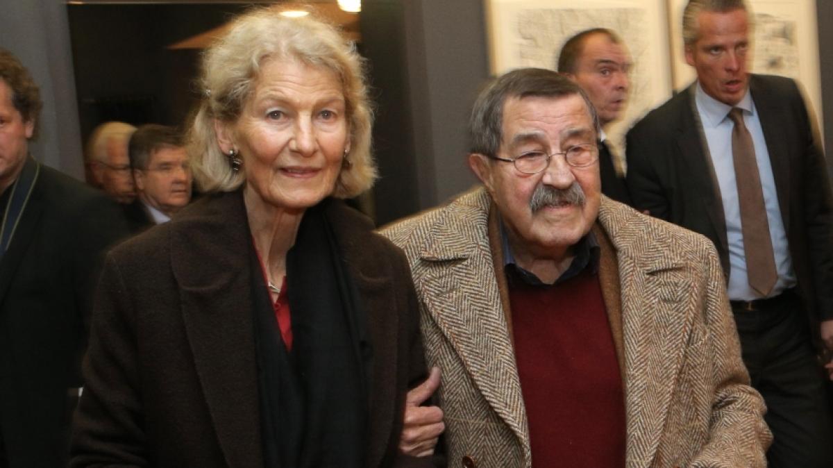 G&uuml;nter Grass (&dagger; 87) und seine Frau Ute Grunert (&dagger; 85) am 14.10.2012 in L&uuml;beck.&nbsp; (Foto)