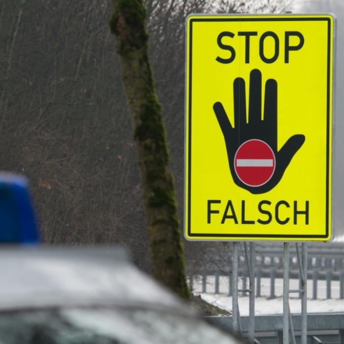 Verweste Leiche als Beifahrer! Polizei erwischt Falschfahrer