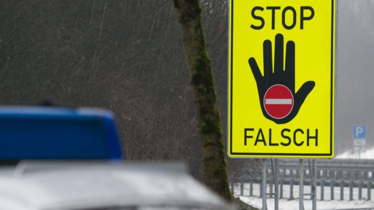 In Spanien ist der Polizei ein Geisterfahrer mit einer verwesten Leiche auf dem Beifahrersitz ins Netz gegangen (Symbolbild).