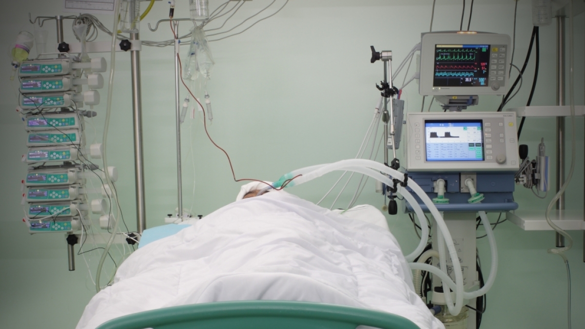 Der US-amerikanische Schauspieler Joshua Bassett w&auml;re beinahe im Alter von nur 20 Jahren an Sepsis und Herzversagen gestorben (Symbolbild). (Foto)