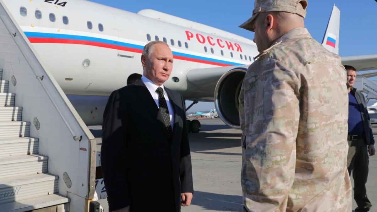 Wladimir Putin im Gespr&auml;ch mit "General Armageddon", wie sein Vertrauter Sergei Surowikin auch genannt wird. (Foto)
